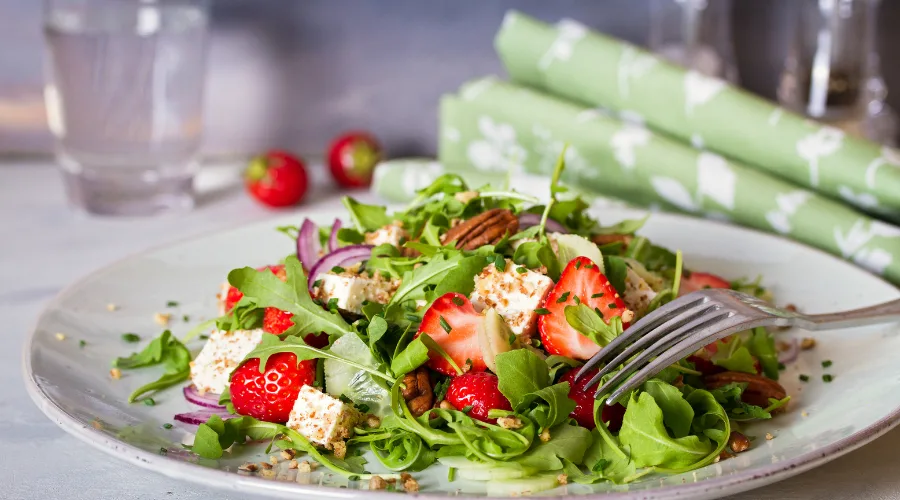 Her Tadı Barındırır:    Çilekli Roka Salatası